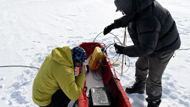 Drilling and radar measurements at the coast