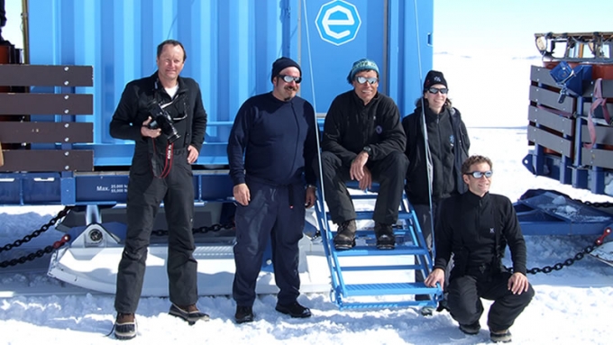 The team on its way to the coast - International Polar Foundation