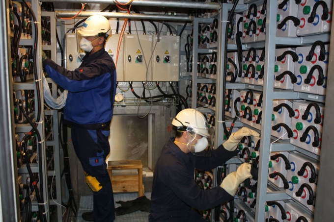 Karel Moerman and Erik Verhagen at work in the batteries room - International Polar Foundation