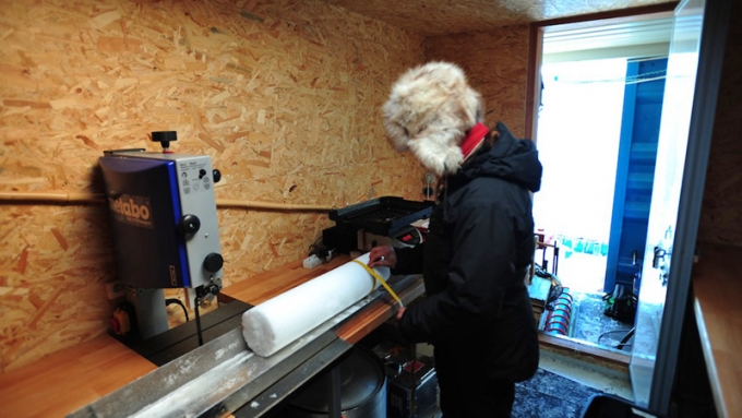 Measuring and weighting a core to determine snow density - International Polar Foundation