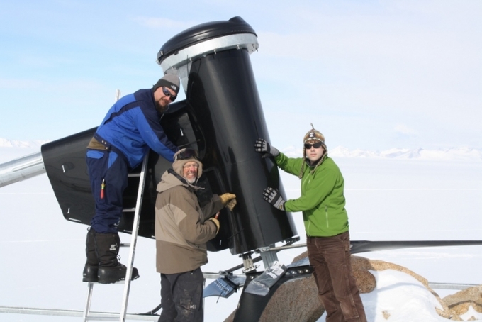 Karel Moerman, Paul Herman and Erik Verhagen working on a wind turbine - International Polar Foundation