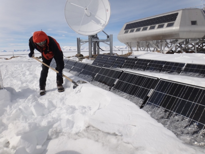 Paying attention not to damage the panels. - International Polar Foundation