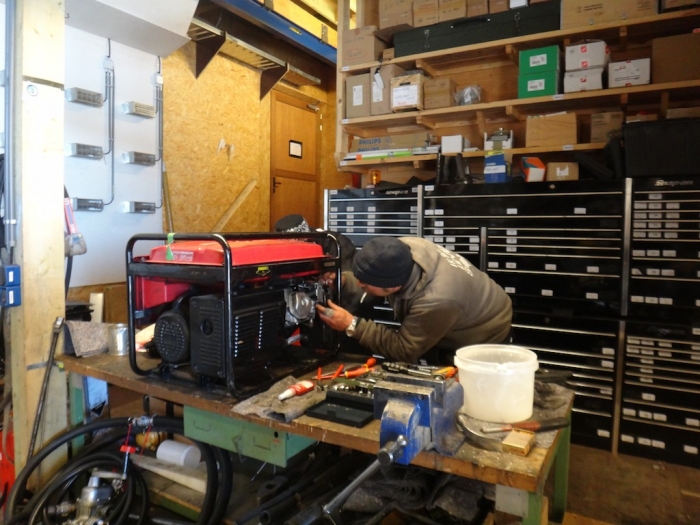 Kistof doing some maintenance work. He never rests! - International Polar Foundation