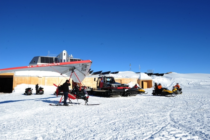 Sunday we had very nice weather. Jacques Richon conducting an air reconnaissance with the ULM. - International Polar Foundation
