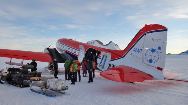 Arrival of the scientists in Crown Bay aboard their fully equipped Basler plane. - International Polar Foundation