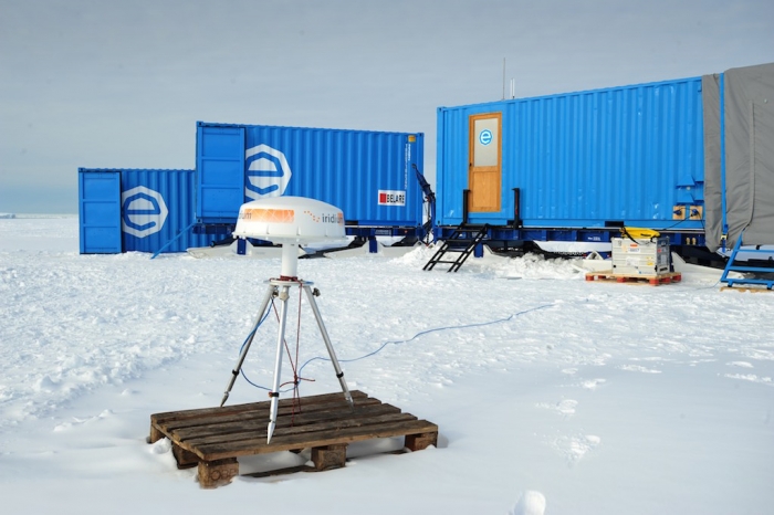 The two containers on the left contain the sleeping rooms. - International Polar Foundation