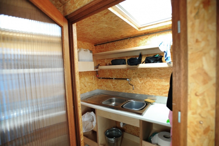A bathroom. - International Polar Foundation