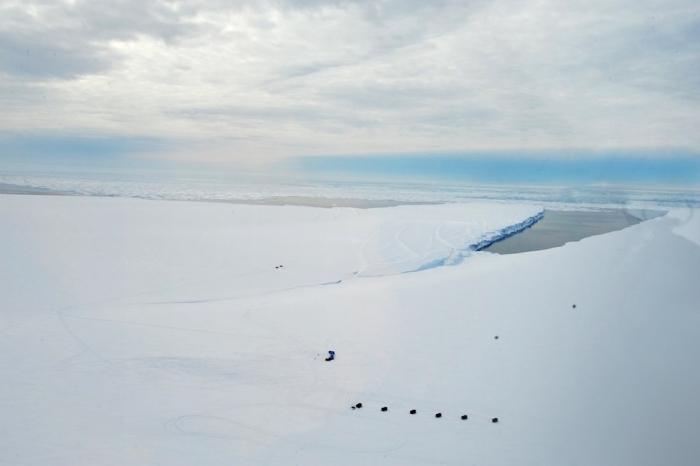 General view of Crown Bay, with the air strip and the German "container village". - International Polar Foundation