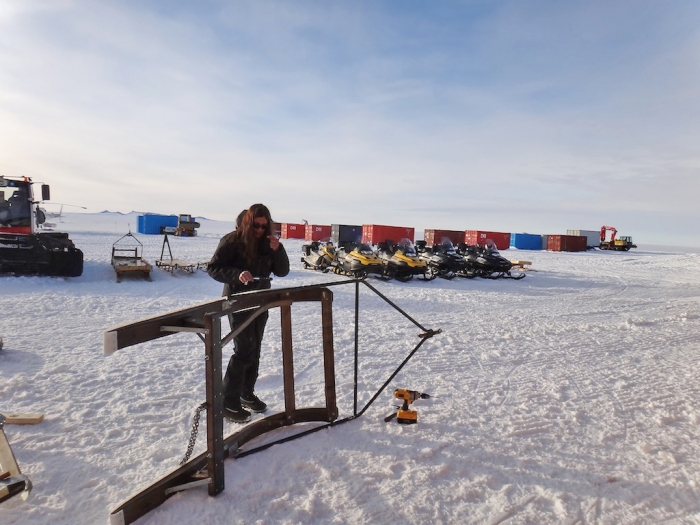 Mounting the new sledges before the traverse. - International Polar Foundation