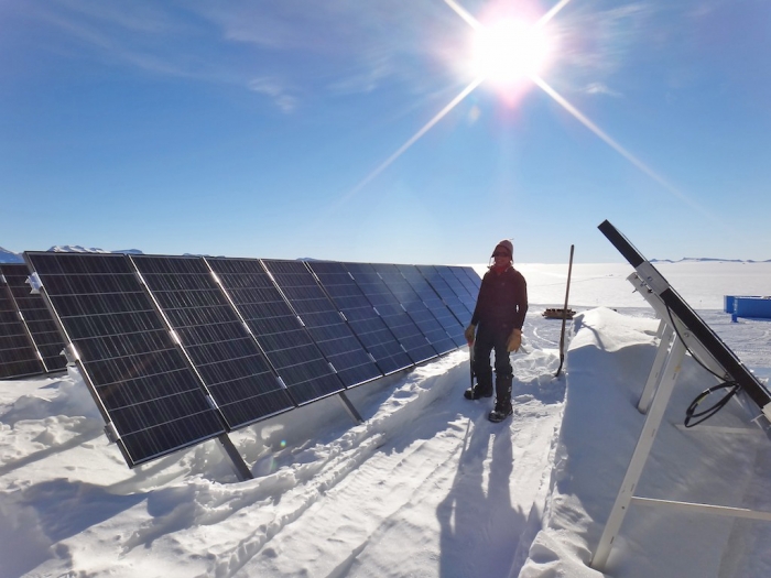 Now it's time to remove the old solar panels to replace them with new and more efficient ones ... - International Polar Foundation