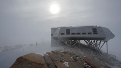 Station in the storm - International Polar Foundation / René Robert