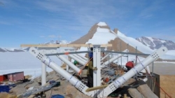The building team has begun raising the steel structure which will support the station's platform. - International Polar Foundation / René Robert