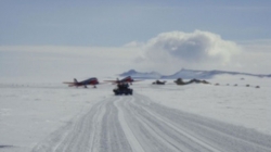 Fuzzy picture of a Feeder Flight - International Polar Foundation / René Robert