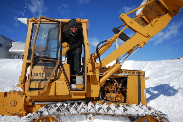 Everyone has his way of shovelling; this is Julien's favourite: the Japanese Mini Bull backhoe. - International Polar Foundation / René Robert