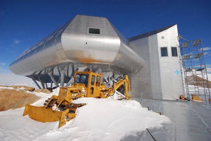 The second Mini Bull backhoe in front of a UFO that has landed at Utsteinen!... - International Polar Foundation / René Robert