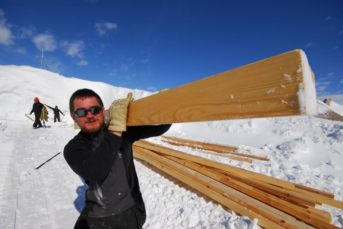 Olivier, short but strong... Happy to be in the sunny outdoors again... - International Polar Foundation / René Robert