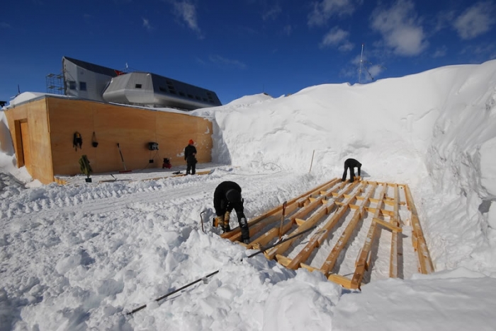 The foundations. No concrete; a layer of wood, a layer of snow, and so on... - International Polar Foundation / René Robert