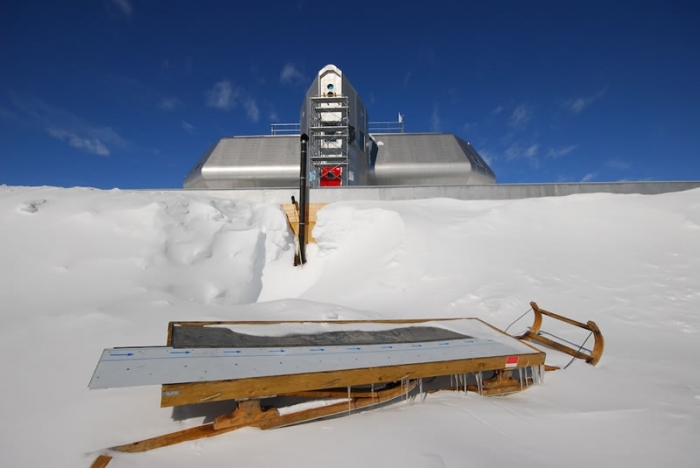Old and new sledges... - International Polar Foundation / René Robert