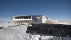 Photovoltaic solar panels - International Polar Foundation / René Robert