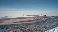 Setting up the canvases in Antarctica - International Polar Foundation / René Robert