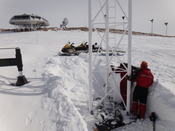 Erecting a new antenna mast at Princess Elisabeth Antarctica - International Polar Foundation/Alain Hubert