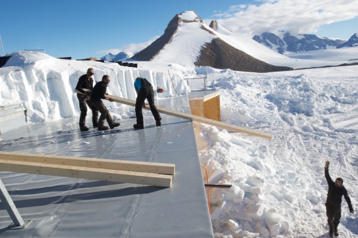 Constructions work at Princess Elisabeth Antarctica - International Polar Foundation/Alain Hubert