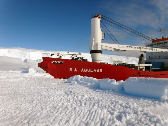 Arrival of the S.A. Agulhas and positioning the crane above the unloading site. - International Polar Foundation