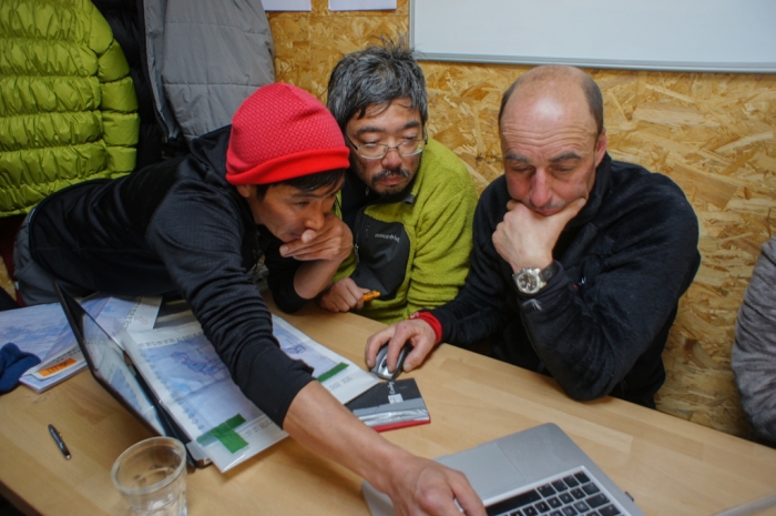 Belgo-Japanese SAMBA meteorite team preparing their search n the plateau, during a field trip on the Nansen Ice Field, 140km south of Princess Elisabeth Antarctica, during the BELARE 2012-2013 expedition.   - International Polar Foundation