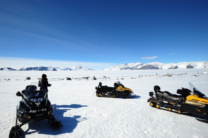 Stopping by a moraine while surveying the route to the western plateau. - International Polar Foundation