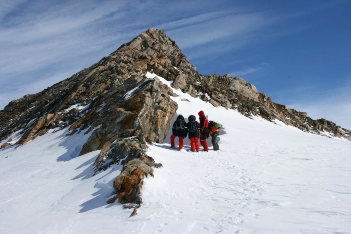 Geologists meeting in front of an outcrop in Duboisbreen. - International Polar Foundation