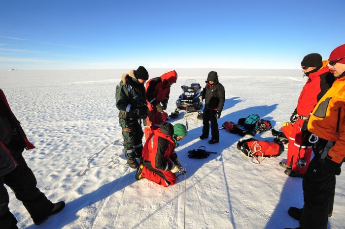 Setting up the security line - International Polar Foundation