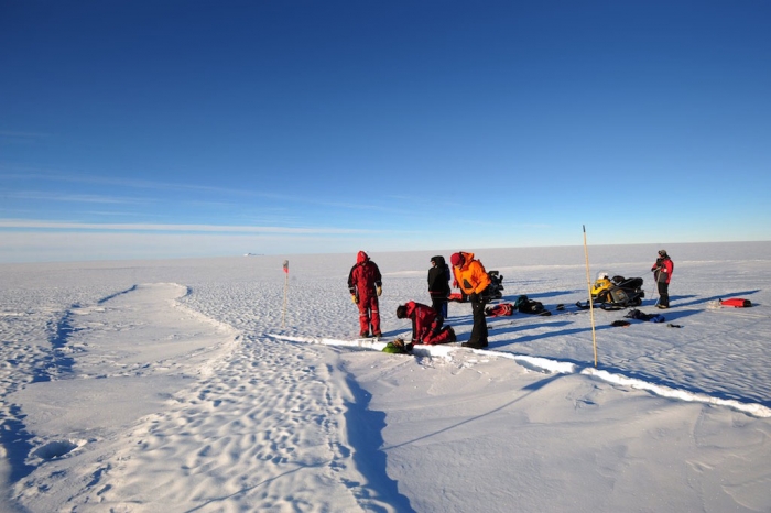 You can clearly see the crevasses in this little ice field. Erik is going down. - International Polar Foundation