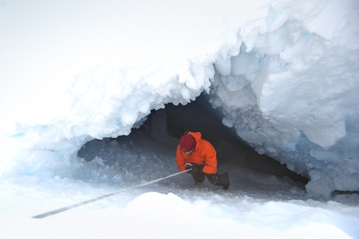 Seen from above, a 20 meters deep crevasse is quite impressive - International Polar Foundation