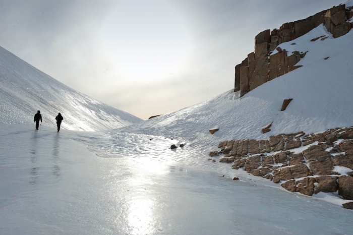 Going back to the station through the windscoop - International Polar Foundation