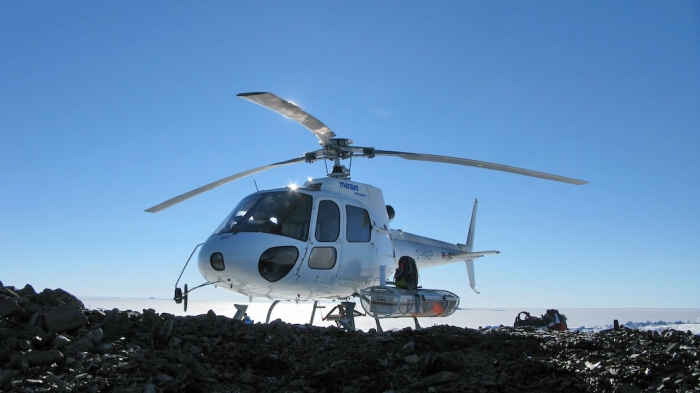 The "white hornet" a mono turbine helicopter piloted by Knut - International Polar Foundation