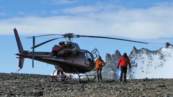 The "blood hornet" piloted by Florien: an A355 double turbine helicopter. - International Polar Foundation