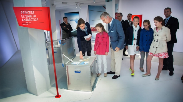 Their Royal Highnesses learn about the Antarctic icecap at Inside the Station - International Polar Foundation/Dieter Telemans