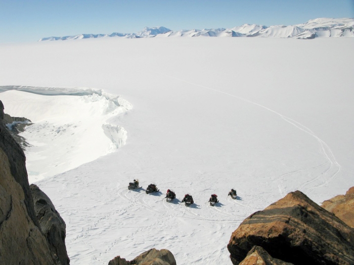 Stopping alongside another windscoop. - International Polar Foundation