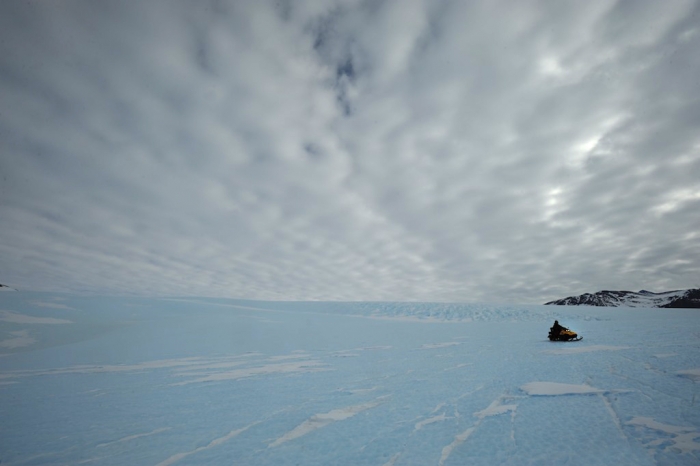 Surveying the Gunnestadt Glacier to install the seismometer - International Polar Foundation