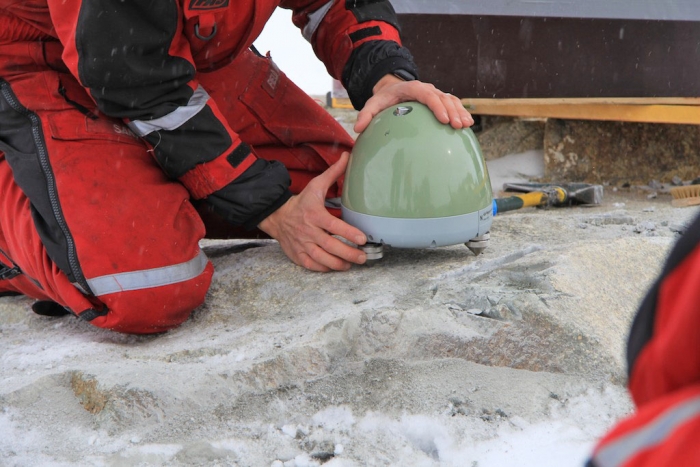 Denis installing and configuring the seismometer - International Polar Foundation