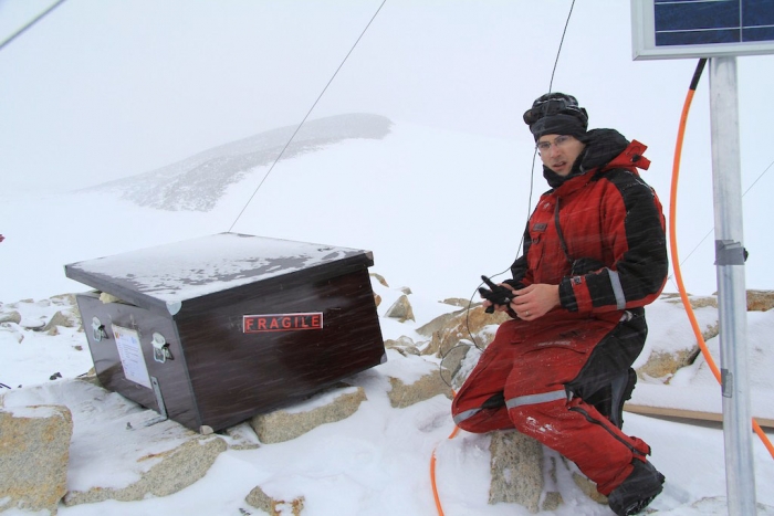 Configuring the GPS to be installed on top of the solar panels - International Polar Foundation