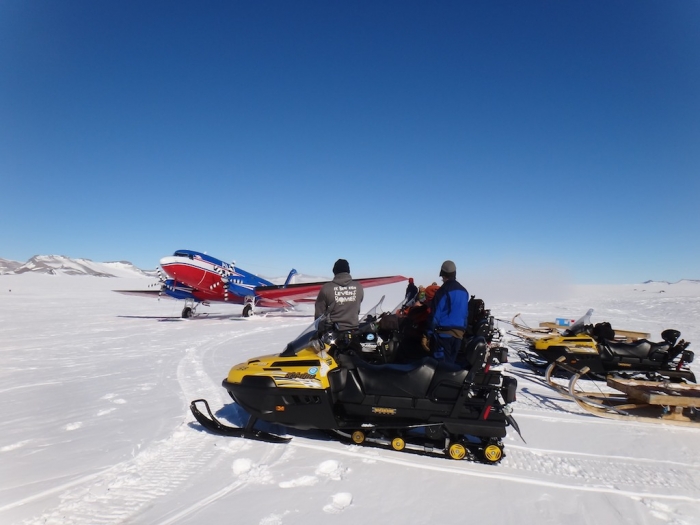 PEA team getting ready to offload the Basler DC-3 at Utsteinen airstrip - IPF