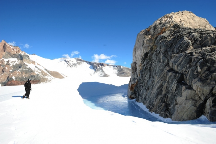 This windscoop was carved out by the wind, and the heat of the rocks makes for a flat frozen lake
 - IPF