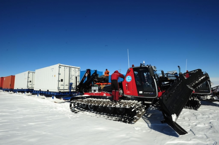 We have to refuel every three hours. - International Polar Foundation