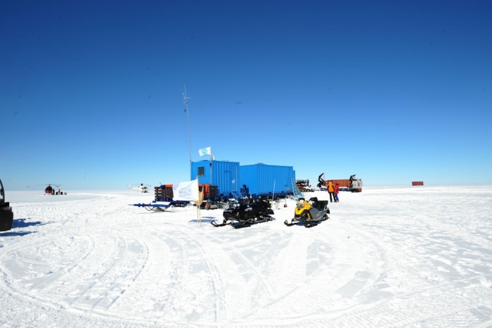Unloading camp on top of the ice shelf, facing Crown Bay. - International Polar Foundation