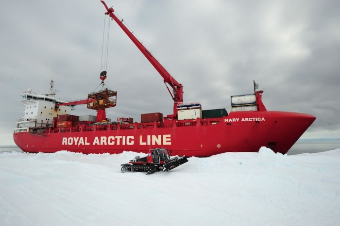 Unloading cargo. - International Polar Foundation