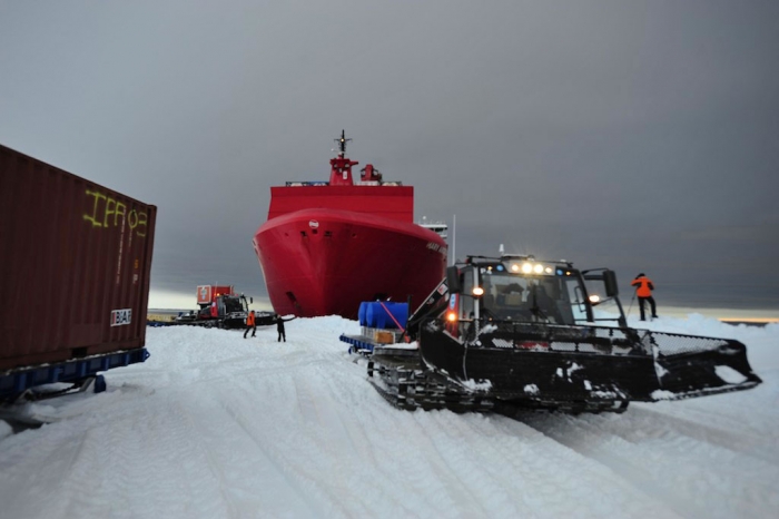 Around midnight, the last container is unloaded and the ship prepares to leave. - International Polar Foundation