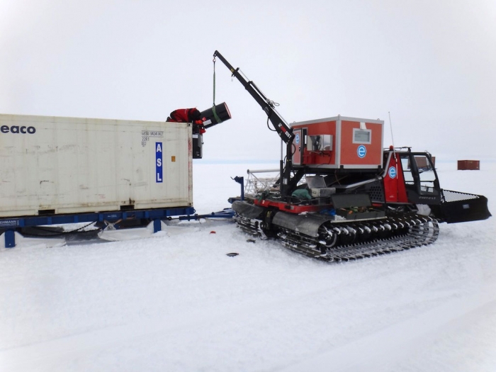Refueling the fridge and freezer container before the journey back to the station. - International Polar Foundation
