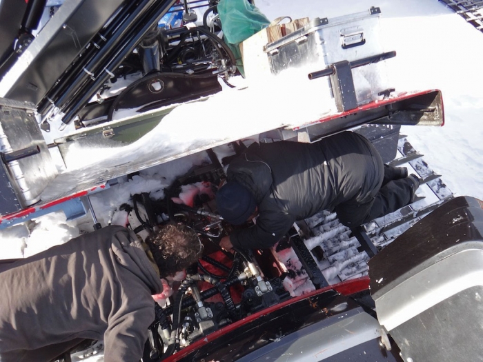 Fixing a small mechanical problem one hour away from our destination. The hydraulic circuit of one of the tractors had a problem. - International Polar Foundation