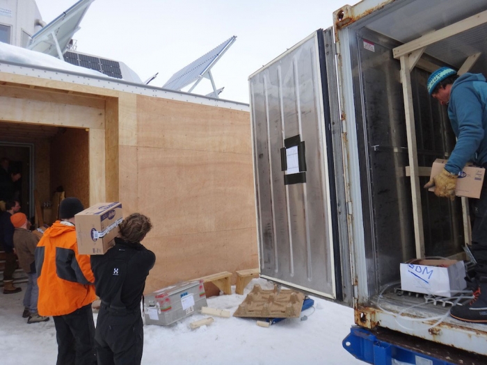As soon as we got to the station, everybody was lending a hand to empty the fridge and the freezer. - International Polar Foundation
